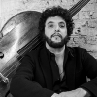 Le célèbre bassiste de jazz Omer Avital, dont la composition « North African Sounds » sera interprétée par l'Orchestre israélieo-andalou Ashdod en août 2025 (Autorisation)